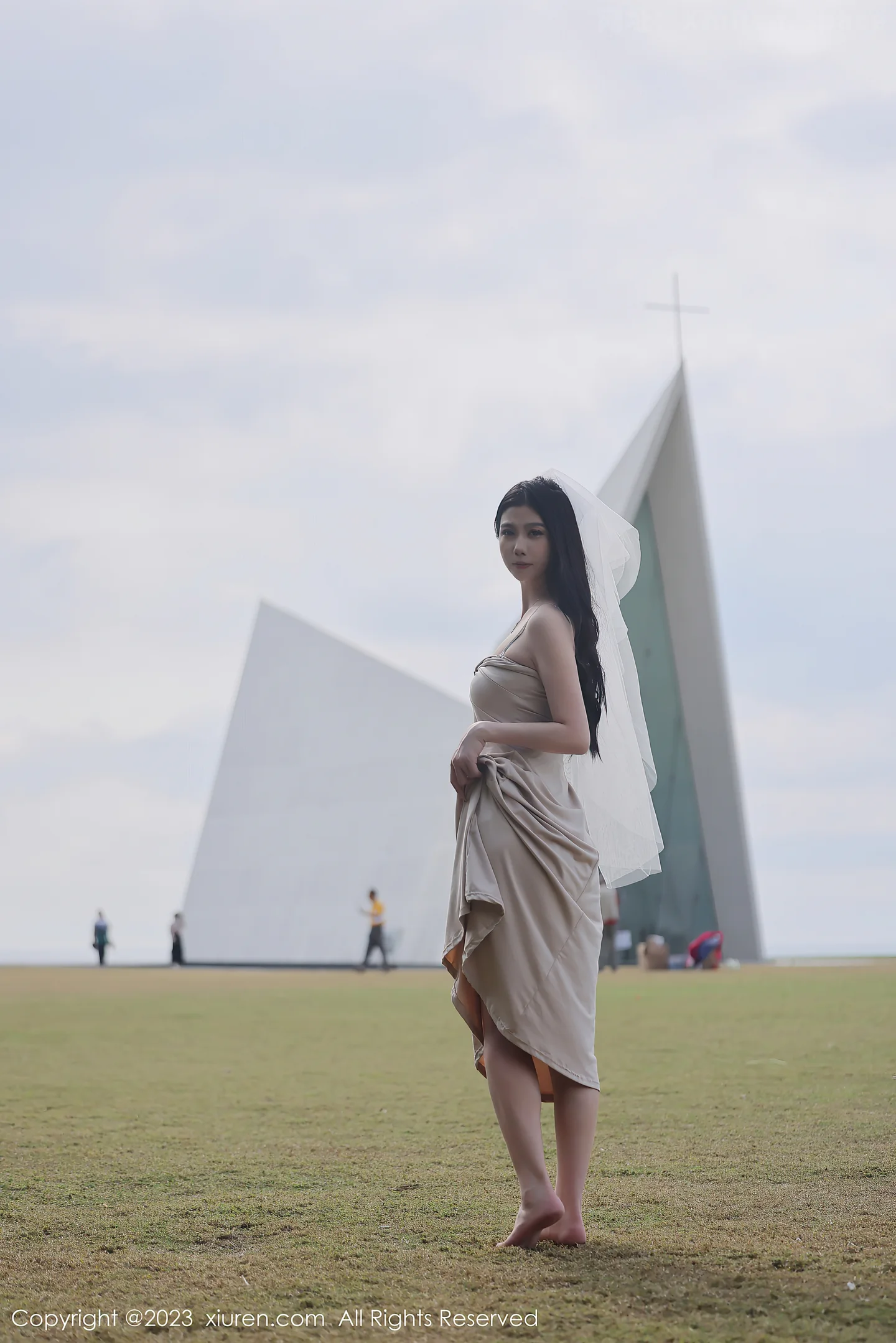 图片[2]-[XiuRen秀人网]2023.04.03 NO.6513 李雅柔182CM 米色抹胸礼服裙加蕾丝内衣性感私房写真集-秀人网官方网站